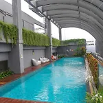 1Br Suite L\'Avenue Apartment Pancoran By Travelio